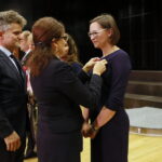 Odznaczenia dla zasłużonych nauczycieli z okazji Dnia Edukacji Narodowej w Zespole Państwowych Szkół Muzycznych w Kielcach. Wręczenie odznaczeń przez Agatę Wojtyszek - wojewodę świętokrzyskiego i Krzysztofa Słonia - senatora RP / Marzena Mąkosa / Radio Kielce