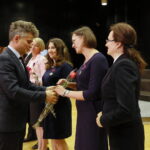 Odznaczenia dla zasłużonych nauczycieli z okazji Dnia Edukacji Narodowej w Zespole Państwowych Szkół Muzycznych w Kielcach. Wręczenie odznaczeń przez Agatę Wojtyszek - wojewodę świętokrzyskiego i Krzysztofa Słonia - senatora RP / Marzena Mąkosa / Radio Kielce