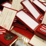 Odznaczenia dla zasłużonych nauczycieli z okazji Dnia Edukacji Narodowej w Zespole Państwowych Szkół Muzycznych w Kielcach / Marzena Mąkosa / Radio Kielce