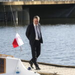 Wodowanie jachtu wyremontowanego przez seniorów. Na zdjęciu: Wojciech Lubawski - prezydent Kielc / Marzena Mąkosa / Radio Kielce