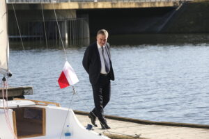 Wodowanie jachtu wyremontowanego przez seniorów. Na zdjęciu: Wojciech Lubawski - prezydent Kielc / Marzena Mąkosa / Radio Kielce