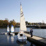 Wodowanie jachtu wyremontowanego przez seniorów / Marzena Mąkosa / Radio Kielce