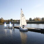 Wodowanie jachtu wyremontowanego przez seniorów / Marzena Mąkosa / Radio Kielce
