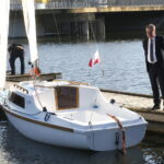 Wodowanie jachtu wyremontowanego przez seniorów. Na zdjęciu: Wojciech Lubawski - prezydent Kielc / Marzena Mąkosa / Radio Kielce