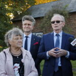 Wodowanie jachtu wyremontowanego przez seniorów. Na zdjęciu: Krzysztof Słoń - senator RP i Marek Scelina - dyrektor MOPR / Marzena Mąkosa / Radio Kielce