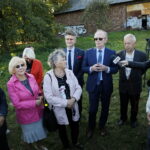 Wodowanie jachtu wyremontowanego przez seniorów. Na zdjęciu: Krzysztof Słoń - senator RP i Marek Scelina - dyrektor MOPR / Marzena Mąkosa / Radio Kielce