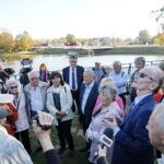 Wodowanie jachtu wyremontowanego przez seniorów / Marzena Mąkosa / Radio Kielce