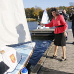 Wodowanie jachtu wyremontowanego przez seniorów / Marzena Mąkosa / Radio Kielce