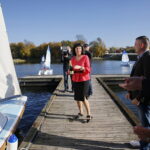 Wodowanie jachtu wyremontowanego przez seniorów / Marzena Mąkosa / Radio Kielce