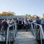 Wodowanie jachtu wyremontowanego przez seniorów / Marzena Mąkosa / Radio Kielce