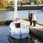 Wodowanie jachtu wyremontowanego przez seniorów / Marzena Mąkosa / Radio Kielce