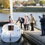 Wodowanie jachtu wyremontowanego przez seniorów / Marzena Mąkosa / Radio Kielce