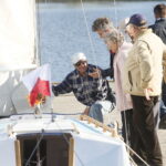 Wodowanie jachtu wyremontowanego przez seniorów / Marzena Mąkosa / Radio Kielce