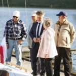 Wodowanie jachtu wyremontowanego przez seniorów / Marzena Mąkosa / Radio Kielce