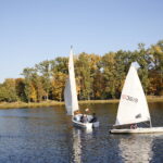 Wodowanie jachtu wyremontowanego przez seniorów / Marzena Mąkosa / Radio Kielce