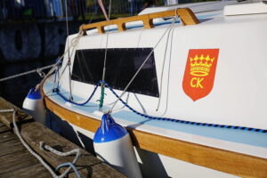 Wodowanie jachtu wyremontowanego przez seniorów / Marzena Mąkosa / Radio Kielce