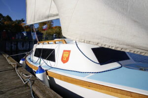 Wodowanie jachtu wyremontowanego przez seniorów / Marzena Mąkosa / Radio Kielce