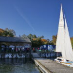 Wodowanie jachtu wyremontowanego przez seniorów / Marzena Mąkosa / Radio Kielce