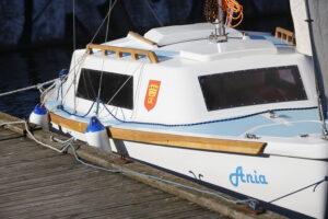 Wodowanie jachtu wyremontowanego przez seniorów / Radio Kielce