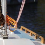 Wodowanie jachtu wyremontowanego przez seniorów / Marzena Mąkosa / Radio Kielce