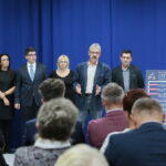 Spotkanie "Porozmawiajmy o najważniejszych sprawach dla Kielc". Prezentacja kandydatów na radnych PiS z okręgu nr 2 w Kielcach. Na zdjęciu (od lewej): Barbara Słapek, Monika Słoniewska, Marcin Stępniewski, Jolanta Cichosz, Tadeusz Kozior i Leszek Zbroszczyk-Rylski / Marzena Mąkosa / Radio Kielce