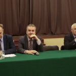 Spotkanie z mieszkańcami w Domu Harcerza. Na zdjęciu (od lewej): Artur Hajdorowicz - dyrektor Wydziału Rozwoju i Rewitalizacji Miasta w Urzędzie Miasta Kielce, Wojciech Lubawski - prezydent Kielc i Witold Borowiec - radny / Marzena Mąkosa / Radio Kielce