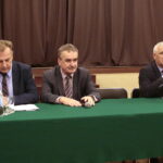 Spotkanie z mieszkańcami w Domu Harcerza. Na zdjęciu (od lewej): Artur Hajdorowicz - dyrektor Wydziału Rozwoju i Rewitalizacji Miasta w Urzędzie Miasta Kielce, Wojciech Lubawski - prezydent Kielc i Witold Borowiec - radny / Marzena Mąkosa / Radio Kielce