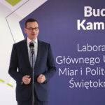 Podpisanie umowy dotyczącej zawiązania konsorcjum pomiędzy Głównym Urzędem Miar i Politechniką Świętokrzyską. Na zdjęciu: premier Mateusz Morawiecki / Marzena Mąkosa / Radio Kielce