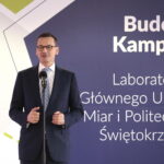 Podpisanie umowy dotyczącej zawiązania konsorcjum pomiędzy Głównym Urzędem Miar i Politechniką Świętokrzyską.  Na zdjęciu: premier Mateusz Morawiecki / Marzena Mąkosa / Radio Kielce