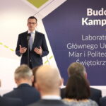 Podpisanie umowy dotyczącej zawiązania konsorcjum pomiędzy Głównym Urzędem Miar i Politechniką Świętokrzyską.  Na zdjęciu: premier Mateusz Morawiecki / Marzena Mąkosa / Radio Kielce