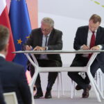 Podpisanie umowy dotyczącej zawiązania konsorcjum pomiędzy Głównym Urzędem Miar i Politechniką Świętokrzyską. Podpisują umowę: prof. Wiesław Trąmpczyński - rektor Politechniki Świętokrzyskiej i Maciej Dobieszewski - wiceprezes Głównego Urzędu Miar / Marzena Mąkosa / Radio Kielce