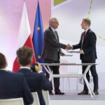 Podpisanie umowy dotyczącej zawiązania konsorcjum pomiędzy Głównym Urzędem Miar i Politechniką Świętokrzyską. Podpisują umowę: prof. Wiesław Trąmpczyński - rektor Politechniki Świętokrzyskiej i Maciej Dobieszewski - wiceprezes Głównego Urzędu Miar / Marzena Mąkosa / Radio Kielce