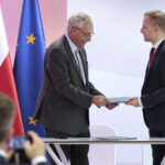 Podpisanie umowy dotyczącej zawiązania konsorcjum pomiędzy Głównym Urzędem Miar i Politechniką Świętokrzyską. Podpisują umowę: prof. Wiesław Trąmpczyński - rektor Politechniki Świętokrzyskiej i Maciej Dobieszewski - wiceprezes Głównego Urzędu Miar / Marzena Mąkosa / Radio Kielce