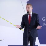 Podpisanie umowy dotyczącej zawiązania konsorcjum pomiędzy Głównym Urzędem Miar i Politechniką Świętokrzyską. Maciej Dobieszewski - wiceprezes Głównego Urzędu Miar / Marzena Mąkosa / Radio Kielce