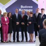 Podpisanie umowy dotyczącej zawiązania konsorcjum pomiędzy Głównym Urzędem Miar i Politechniką Świętokrzyską. Na zdjęciu (od lewej): Maria Zuba - poseł PiS, prof. Wiesław Trąmpczyński - rektor Politechniki Świętokrzyskiej, Anna Krupka - poseł PiS, Agata Wojtyszek - wojewoda świętokrzyski, minister Mateusz Morawiecki, Maciej Dobieszewski - wiceprezes Głównego Urzędu Miar, Renata Janik - doradca wicepremiera Jarosława Gowina, minister Jadwiga Emilewicz, Wojciech Lubawski - prezydent Kielc i Krzysztof Słoń - senator RP / Marzena Mąkosa / Radio Kielce