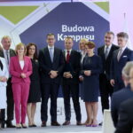 Podpisanie umowy dotyczącej zawiązania konsorcjum pomiędzy Głównym Urzędem Miar i Politechniką Świętokrzyską. Na zdjęciu (od lewej): Maria Zuba - poseł PiS, prof. Wiesław Trąmpczyński - rektor Politechniki Świętokrzyskiej, Anna Krupka - poseł PiS, Agata Wojtyszek - wojewoda świętokrzyski, minister Mateusz Morawiecki, Maciej Dobieszewski - wiceprezes Głównego Urzędu Miar, Renata Janik - doradca wicepremiera Jarosława Gowina, minister Jadwiga Emilewicz, Wojciech Lubawski - prezydent Kielc i Krzysztof Słoń - senator RP / Marzena Mąkosa / Radio Kielce