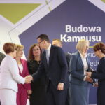 Podpisanie umowy dotyczącej zawiązania konsorcjum pomiędzy Głównym Urzędem Miar i Politechniką Świętokrzyską. Na zdjęciu: Maria Zuba - poseł PiS i premier Mateusz Morawiecki / Marzena Mąkosa / Radio Kielce