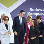 Podpisanie umowy dotyczącej zawiązania konsorcjum pomiędzy Głównym Urzędem Miar i Politechniką Świętokrzyską. Na zdjęciu (od lewej): Maria Zuba - poseł PiS, premier Mateusz Morawiecki, Agata Wojtyszek - wojewoda świętokrzyski i Krzysztof Słoń - senator RP / Marzena Mąkosa / Radio Kielce