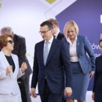 Podpisanie umowy dotyczącej zawiązania konsorcjum pomiędzy Głównym Urzędem Miar i Politechniką Świętokrzyską. Na zdjęciu ( od lewej): Maria Zuba - poseł PiS i premier  Mateusz Morawiecki / Marzena Mąkosa / Radio Kielce