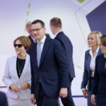 Podpisanie umowy dotyczącej zawiązania konsorcjum pomiędzy Głównym Urzędem Miar i Politechniką Świętokrzyską. Na zdjęciu ( od lewej): Maria Zuba - poseł PiS i premier  Mateusz Morawiecki / Marzena Mąkosa / Radio Kielce