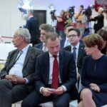 Podpisanie umowy dotyczącej zawiązania konsorcjum pomiędzy Głównym Urzędem Miar i Politechniką Świętokrzyską. Na zdjeciu (od lewej): prof. Wiesław Trąmpczyński - rektor Politechniki Świętokrzyskiej, Maciej Dobieszewski - wiceprezes Głównego Urzędu Miar i minister Jadwiga Emilewicz / Marzena Mąkosa / Radio Kielce