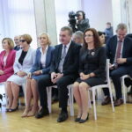 Podpisanie umowy dotyczącej zawiązania konsorcjum pomiędzy Głównym Urzędem Miar i Politechniką Świętokrzyską. Na zdjeciu (od lewej): Anna Krupka - poseł PiS, Maria Zuba - poseł PiS, Renata Janik - doradca wicepremiera Jarosława Gowina, Wojciech Lubawski - prezydent Kielc i Agata Wojtyszek - wojewoda świętokrzyski  / Marzena Mąkosa / Radio Kielce