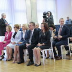 Podpisanie umowy dotyczącej zawiązania konsorcjum pomiędzy Głównym Urzędem Miar i Politechniką Świętokrzyską. Na zdjeciu (od lewej): Anna Krupka - poseł PiS, Maria Zuba - poseł PiS, Renata Janik - doradca wicepremiera Jarosława Gowina, Wojciech Lubawski - prezydent Kielc i Agata Wojtyszek - wojewoda świętokrzyski  / Marzena Mąkosa / Radio Kielce