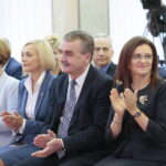 Podpisanie umowy dotyczącej zawiązania konsorcjum pomiędzy Głównym Urzędem Miar i Politechniką Świętokrzyską. Na zdjeciu (od lewej): Maria Zuba - poseł PiS, Renata Janik - doradca wicepremiera Jarosława Gowina, Wojciech Lubawski - prezydent Kielc i Agata Wojtyszek - wojewoda świętokrzyski  / Marzena Mąkosa / Radio Kielce