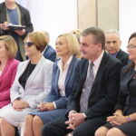 Podpisanie umowy dotyczącej zawiązania konsorcjum pomiędzy Głównym Urzędem Miar i Politechniką Świętokrzyską. Na zdjeciu (od lewej): Anna Krupka - poseł PiS, Maria Zuba - poseł PiS, Renata Janik - doradca wicepremiera Jarosława Gowina, Wojciech Lubawski - prezydent Kielc i Agata Wojtyszek - wojewoda świętokrzyski  / Marzena Mąkosa / Radio Kielce