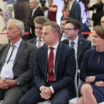 Podpisanie umowy dotyczącej zawiązania konsorcjum pomiędzy Głównym Urzędem Miar i Politechniką Świętokrzyską. Na zdjeciu (od lewej): prof. Wiesław Trąmpczyński - rektor Politechniki Świętokrzyskiej, Maciej Dobieszewski - wiceprezes Głównego Urzędu Miar i minister Jadwiga Emilewicz / Marzena Mąkosa / Radio Kielce