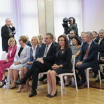 Podpisanie umowy dotyczącej zawiązania konsorcjum pomiędzy Głównym Urzędem Miar i Politechniką Świętokrzyską. Na zdjeciu (od lewej): Anna Krupka - poseł PiS, Maria Zuba - poseł PiS, Renata Janik - doradca wicepremiera Jarosława Gowina, Wojciech Lubawski - prezydent Kielc i Agata Wojtyszek - wojewoda świętokrzyski  / Marzena Mąkosa / Radio Kielce