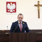 Młodzieżowa Rada Miasta. Przemawia Dariusz Kozak - radny  / Marzena Mąkosa / Radio Kielce