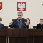 Młodzieżowa Rada Miasta. Przemawia Wojciech Lubawski - prezydent Kielc / Marzena Mąkosa / Radio Kielce