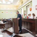 Młodzieżowa Rada Miasta. Przemawia Wojciech Lubawski - prezydent Kielc / Marzena Mąkosa / Radio Kielce
